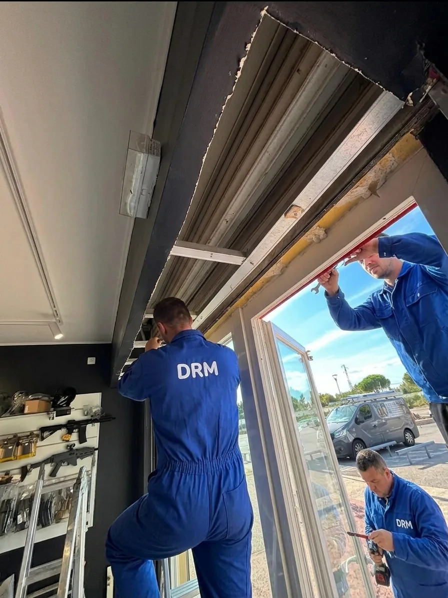 Lames remplacées après un choc — Rideau métallique à Courbevoie Lames remplacées après un choc — Rideau métallique à Courbevoie